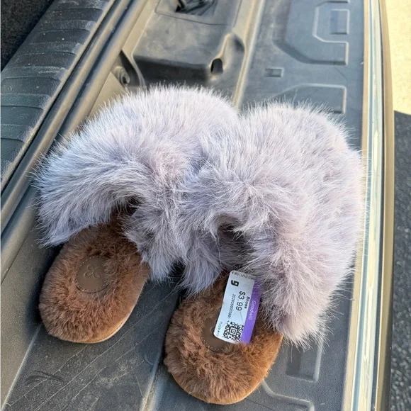 Fluffy Slippers: Size 7 woman’s - Picture 2 of 2